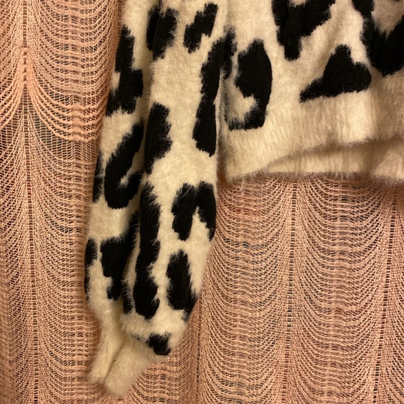 Plush cheetah print sweater - Picture 3 of 10